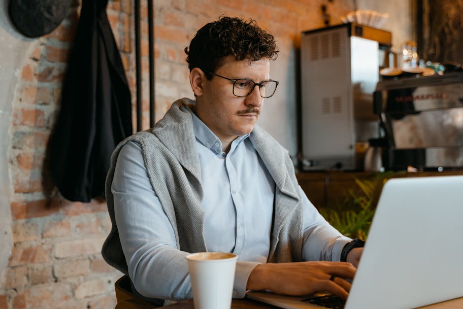 brazilian remote worker cafe