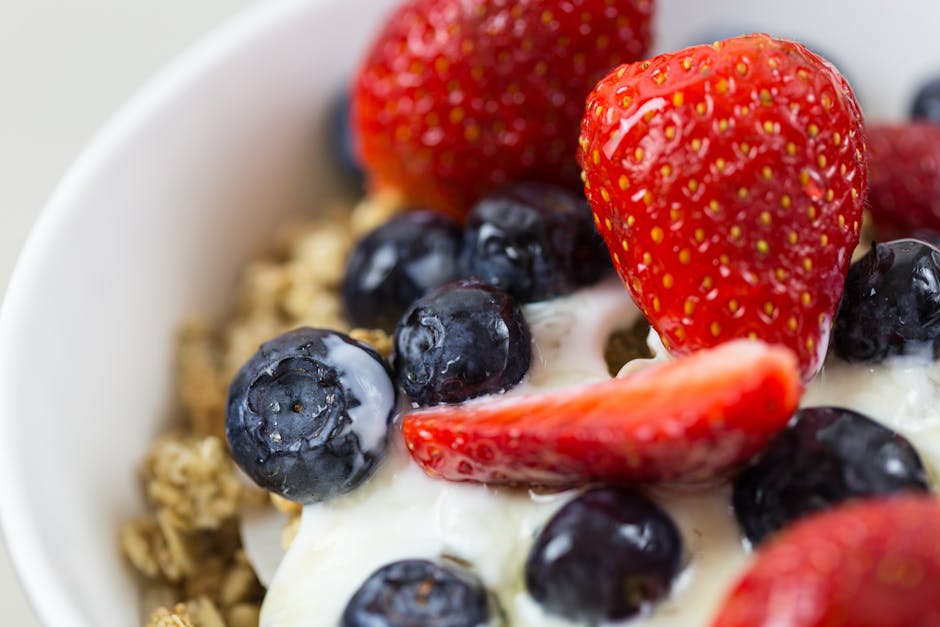 Greek yogurt and fresh berries breakfast bowl